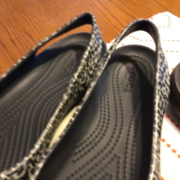 2 Pair of Croc Shoes 1 Size 10 Flipflops 11 Prettyzys Gray Wallet - Picture 4 of 8